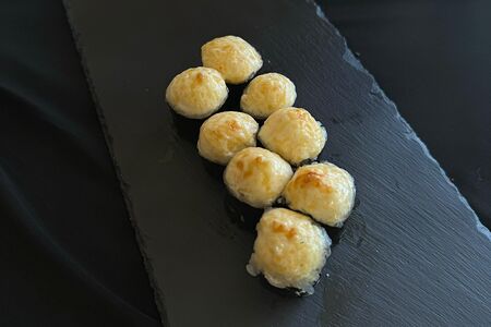 Мини-ролл с лососем под сырным соусом