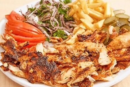 Двойная шаверма на тарелке