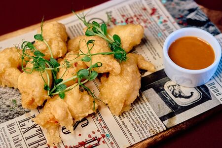 Креветки и кальмары в Панко с кунжутно-чесночным соусом