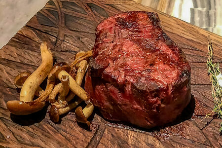 Филе-миньон с белыми грибами