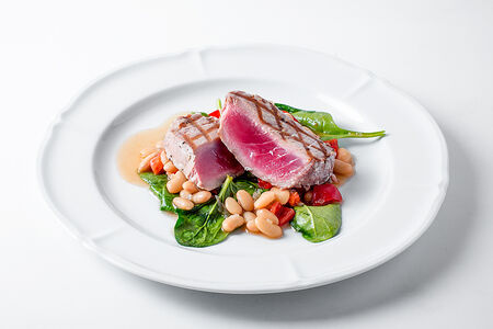 Стейк тунца с фасолью и шпинатом