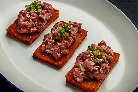 Тартар из говядины на картофельном гратене