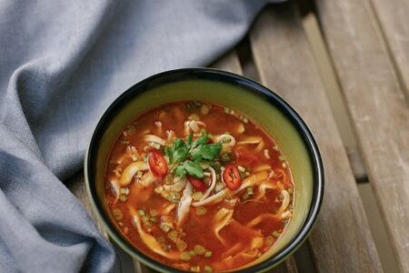 Пряный чили суп с лапшой и цыпленком