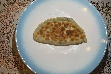 Пирожок с сыром и укропом