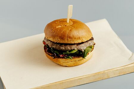 Бургер с котлетой из фермерской говядины с вишней и клюквенным соусом