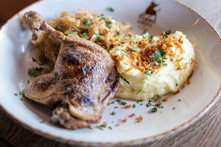 Утиная ножка с картофельным пюре и шукрутом