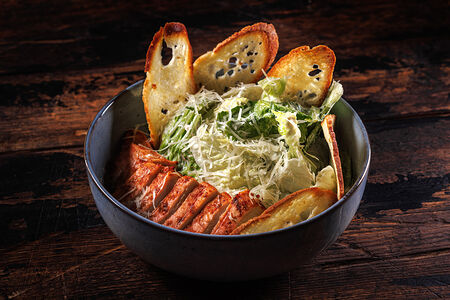 Хрустящие листья салата с цыпленком на гриле