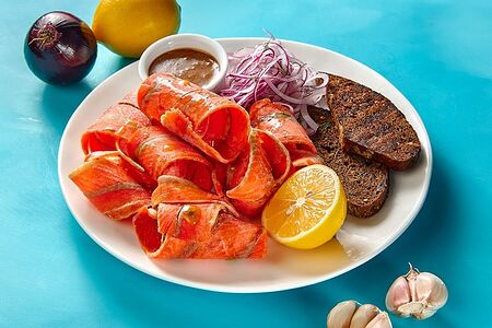 Строганина из дикого лосося