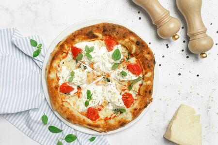 Пицца с бурратой, томатами и рукколой
