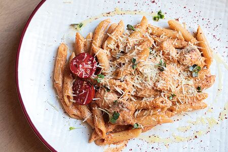 Пенне с курицей в сливочно-томатном соусе