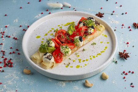 Блинчики с лососем и гуакамоле