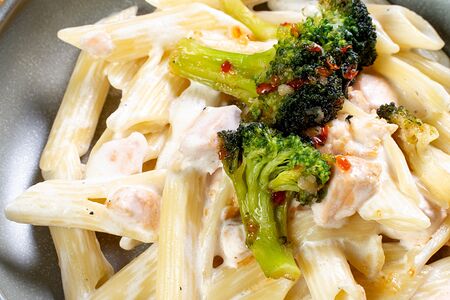 Пенне с семгой и брокколи