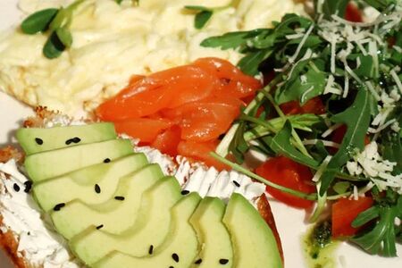 Завтрак со скремблом и лососем