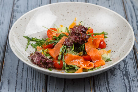 Салат с форелью с соусом чили