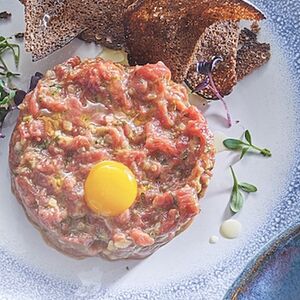 Тартар из говядины с картофелем пай и перепелиным яйцом