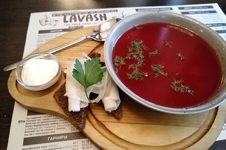 Борщ с бородинским хлебом и салом