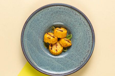 Кукуруза в початках, обжаренная на гриле