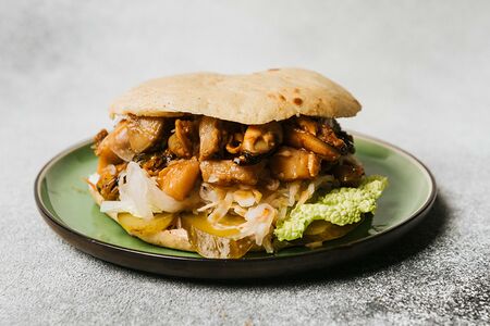 Рапанас с маринованными овощами