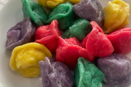 Разноцветные пельмешки с курочкой