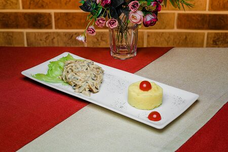 Куриная грудка с грибами в сливочном соусе