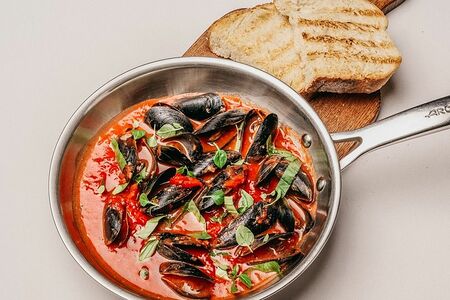 Сковорода мидий с томатным соусом и базиликом