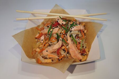 Лапша пшеничная с овощами и лососем