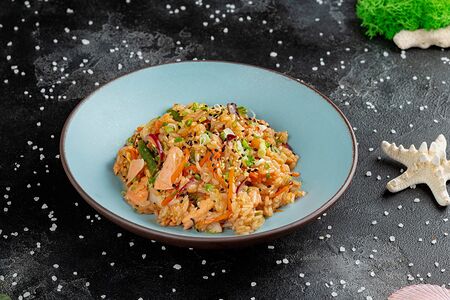 Жареный рис с лососем