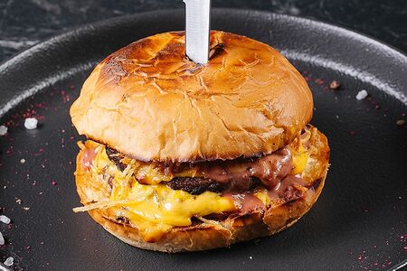 Бургер с мраморной говядиной, острым клубничным соусом и сливочным сыром