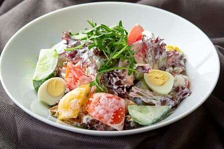 Домашний салат из овощей со сметаной и яйцом