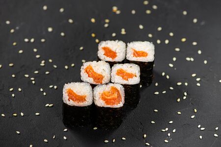 Ролл с лососем