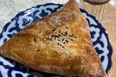 Самса в слоеном тесте