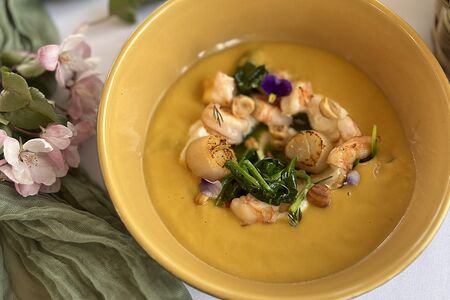 Овощной крем-суп с морскими гребешками и креветками