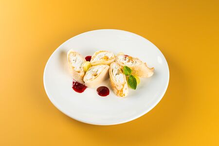 Блины с творогом и изюмом