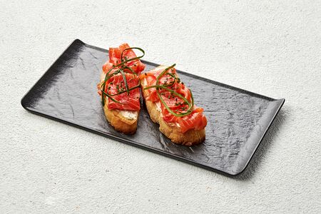 Брускетты с лососем