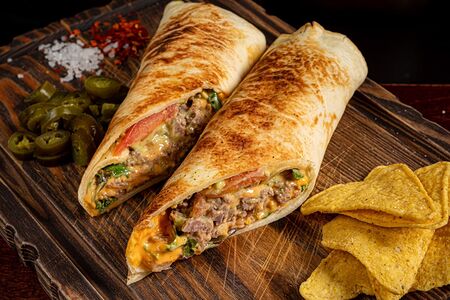 Буррито с говядиной, сыром Чеддер и халапеньо