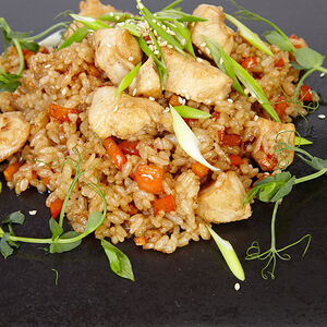 Чесночный рис вок с курицей