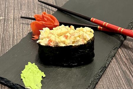 Гункан с крабом