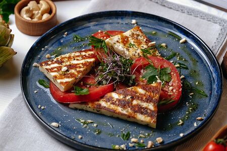 Сыр, обжаренный на гриле с томатами