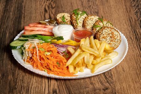 Фалафель на тарелке