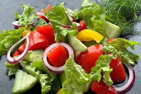 Салат из свежих овощей с чесночным соусом