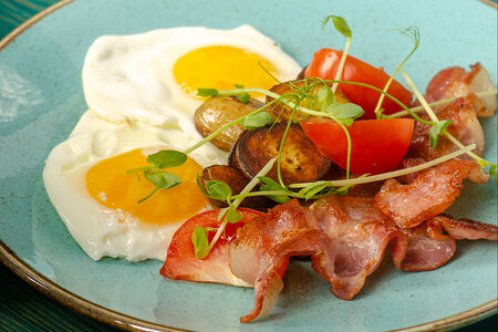 Яичница с беконом и картофелем