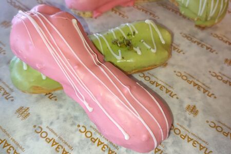 Эклер с заварным кремом в глазури