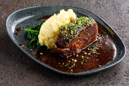 Томленая грудинка бычка с пюре и домашним демигласом