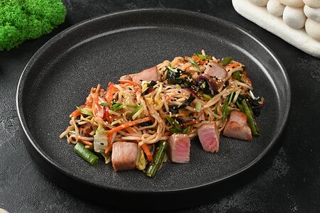 Лапша яичная с тунцом и соусом сладкий чили