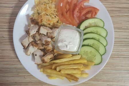 Шаурма с говядиной на тарелке