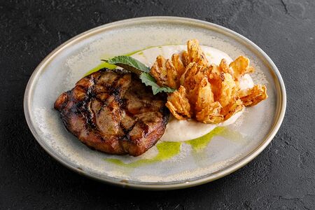 Стейк из cвинoй шеи с хрустящим луковым цветком