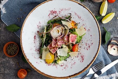 Салат с тунцом Yellowfin, свежими овощами и соком лайма