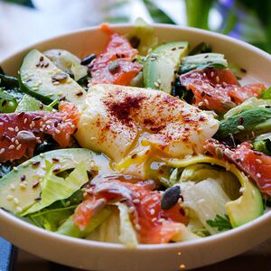 Зелёный салат с сёмгой