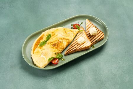 Омлет с ветчиной и томатами