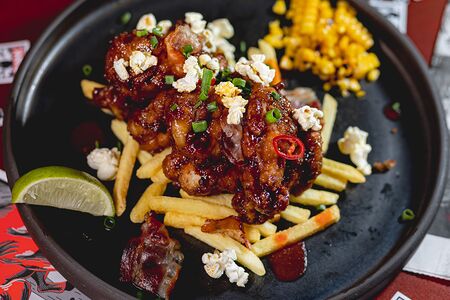 Крылья в соусе сладкая кола с попкорном, криспи беконом и картофелем фри